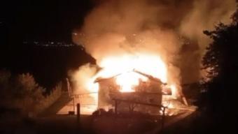 Foto - İçinde kimyasal tarım ürünlerinin bulunduğu fabrika alev alev yandı