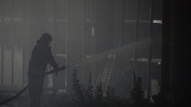 Foto - İçinde kimyasal tarım ürünlerinin bulunduğu fabrika alev alev yandı