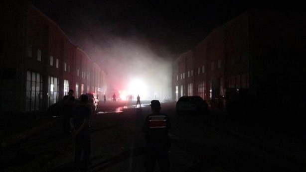 Foto - İçinde kimyasal tarım ürünlerinin bulunduğu fabrika alev alev yandı