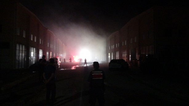 İçinde kimyasal tarım ürünlerinin bulunduğu fabrika alev alev yandı: AFAD tedbir amaçlı kimyasal sızıntı ölçümü yaptı