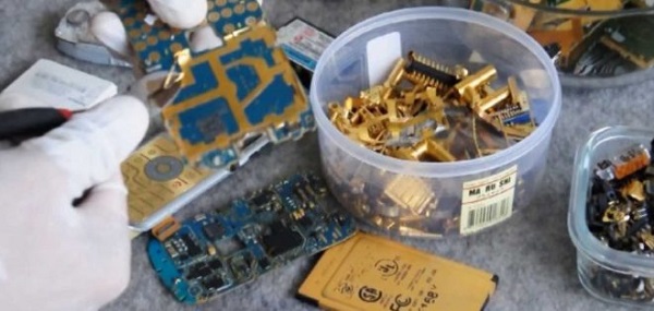 Foto - İçinden çıkanları duyunca şaşıracaksınız! Bunu duyan eski telefonunu çöpe atamayacak