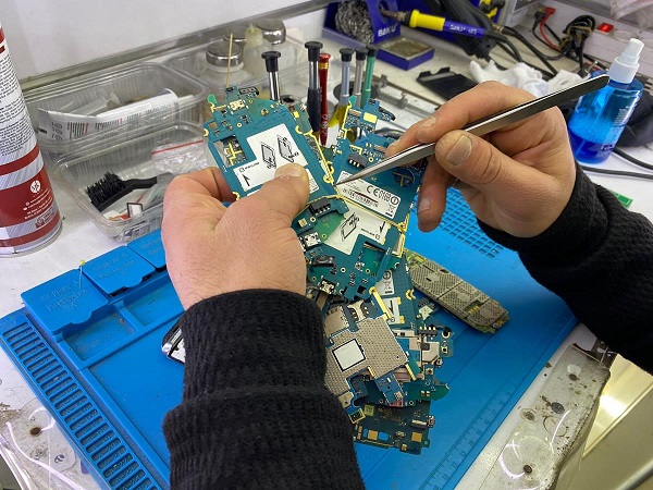 Foto - İçinden çıkanları duyunca şaşıracaksınız! Bunu duyan eski telefonunu çöpe atamayacak