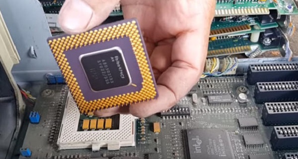 İçinden çıkanları duyunca şaşıracaksınız! Bunu duyan eski telefonunu çöpe atamayacak