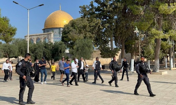 Foto - İçlerinde 'vekil' de var! İsrailli teröristlerden Mescid-i Aksa'ya baskın
