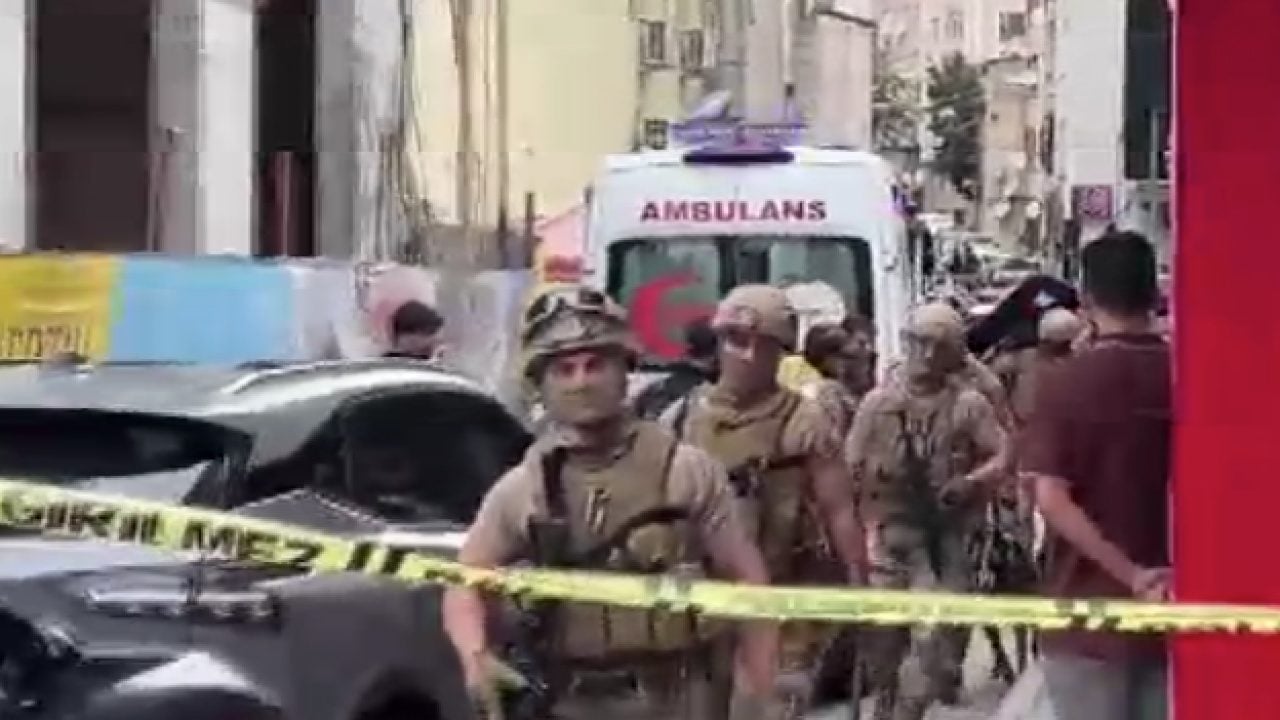Foto - İcra memurlarıyla tartışan kiracı dehşet saçtı: Özel harekat devreye girdi! Ruhsatsız tabancayla yakalandı