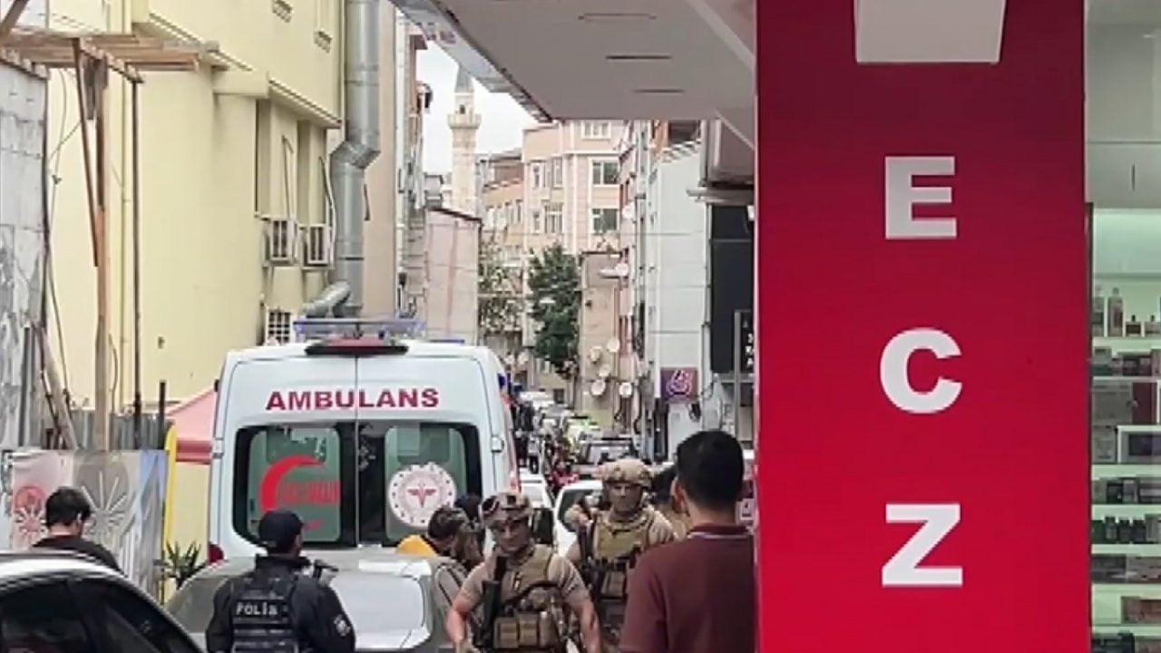 Foto - İcra memurlarıyla tartışan kiracı dehşet saçtı: Özel harekat devreye girdi! Ruhsatsız tabancayla yakalandı