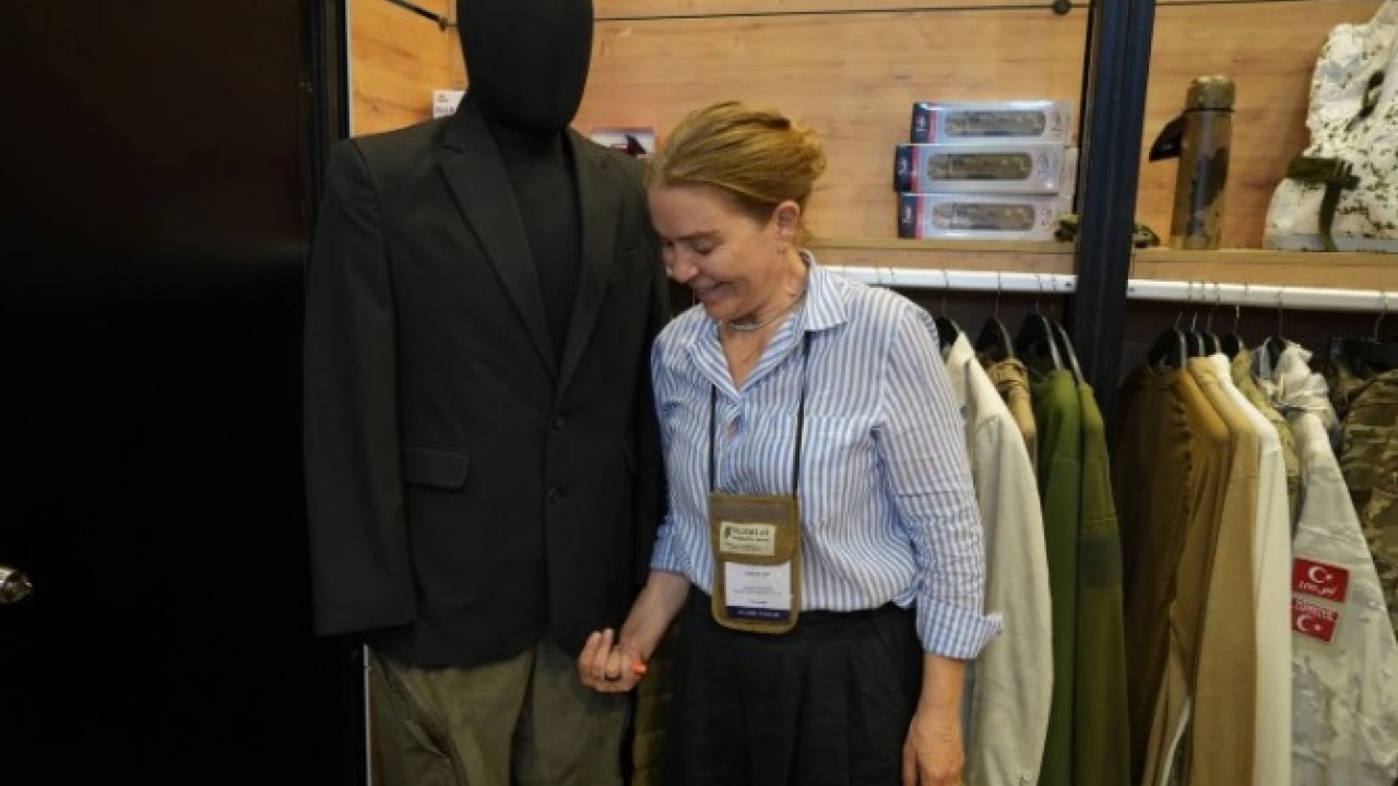 Foto - İDEF’te çok amaçlı takım elbise tanıtımı! Bıçak ve ateş işlemiyor