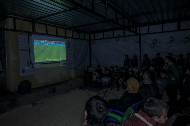 İdlib'deki çadır kamplarda kalan çocukların FIFA heyecanı!