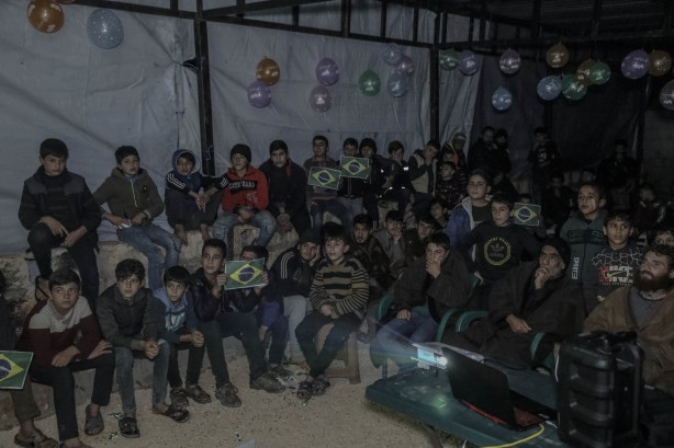 Foto - İdlib'deki çadır kamplarda kalan çocukların FIFA heyecanı!