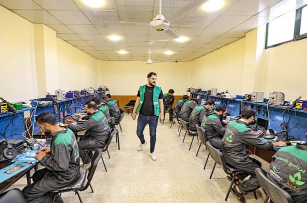 İdlib’deki Esed rejimi saldırılarından Türkiye’ye kaçan gençler umutlu: Suriyeli gençler iş ve meslek sahibi oluyor