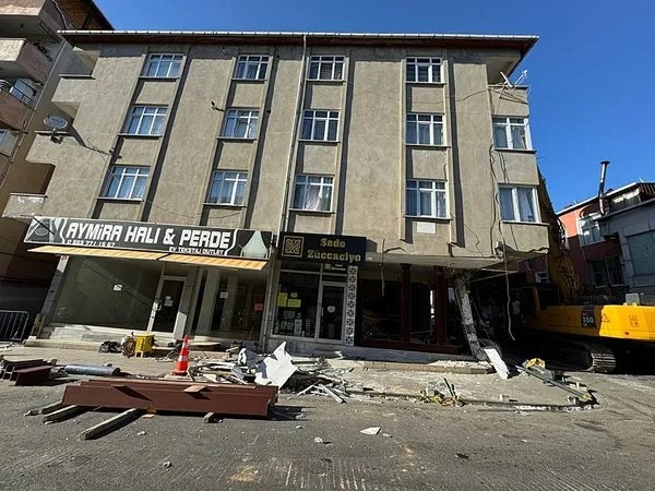 Foto - İETT otobüsü çarptı! Onlarca kişi evsiz kaldı