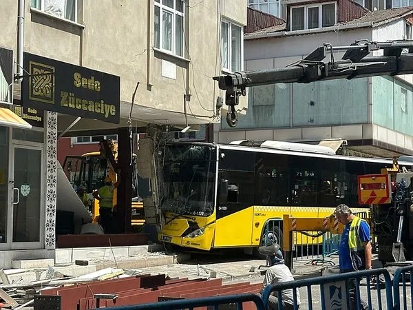 Foto - İETT otobüsü çarptı! Onlarca kişi evsiz kaldı