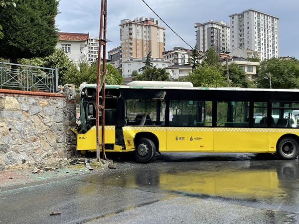 İETT otobüsü duvara tosladı: Yaralılar var