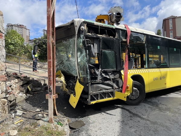 Foto - İETT otobüsü duvara tosladı: Yaralılar var