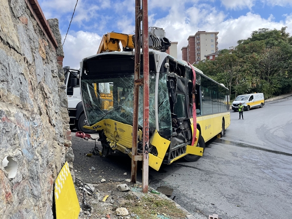 Foto - İETT otobüsü duvara tosladı: Yaralılar var