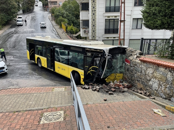 Foto - İETT otobüsü duvara tosladı: Yaralılar var