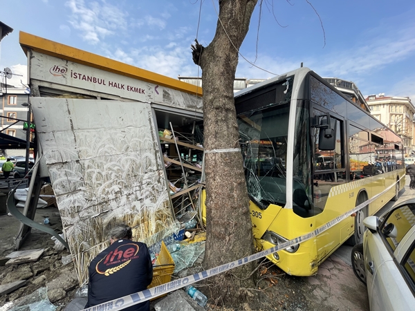 Foto - İETT otobüsü halk ekmek büfesine daldı