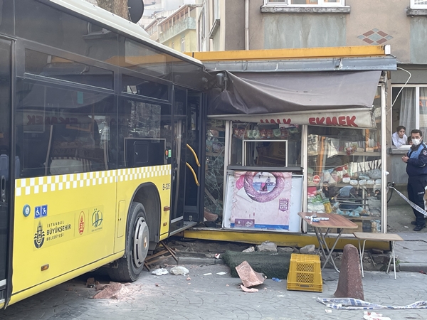 Foto - İETT otobüsü halk ekmek büfesine daldı