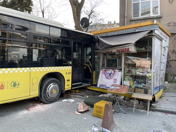 İETT otobüsü halk ekmek büfesine daldı