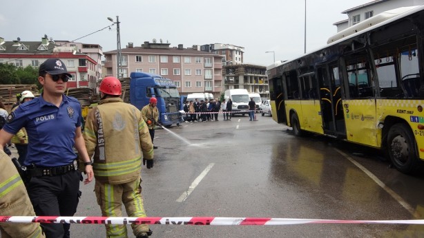 Foto - İETT otobüsü ile tır çarpıştı! Direksiyon başında bayıldı