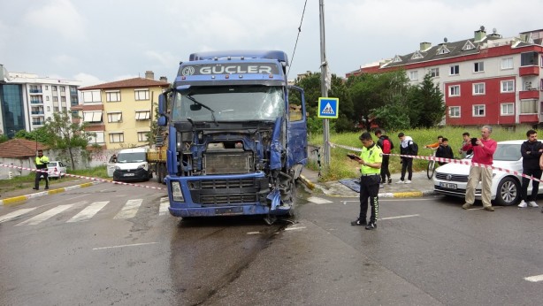 Foto - İETT otobüsü ile tır çarpıştı! Direksiyon başında bayıldı