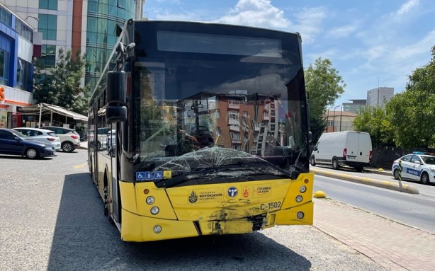 İETT otobüsü, otomobille çarpıştı! Yaralılar var