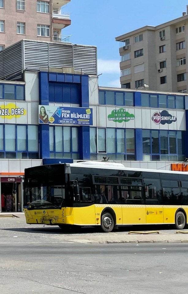 Foto - İETT otobüsü, otomobille çarpıştı! Yaralılar var