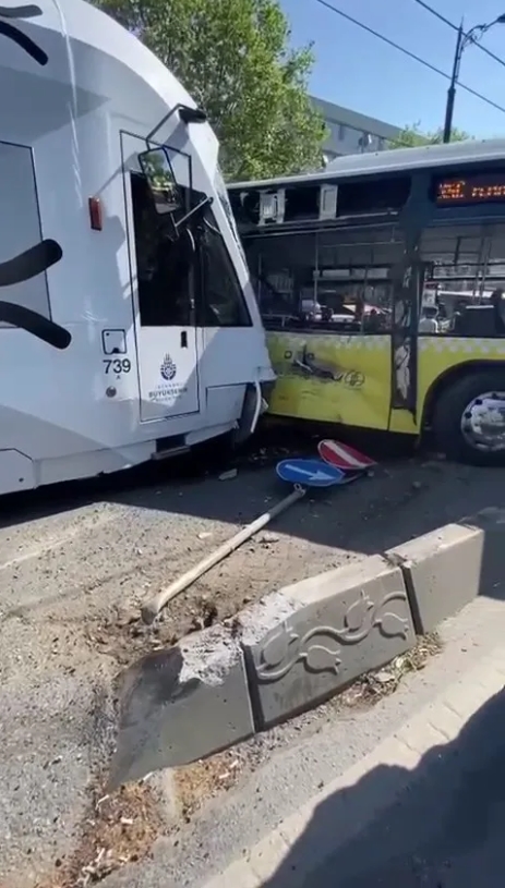 Foto - İETT otobüsü ve tramvay çarpıştı çok sayıda yaralı var