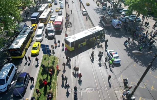 Foto - İETT otobüsü ve tramvay çarpıştı çok sayıda yaralı var