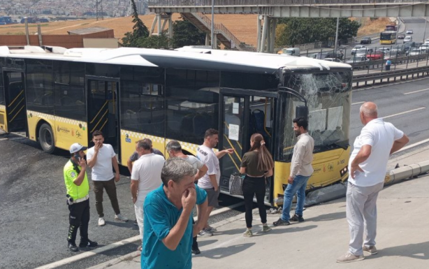 Foto - İETT otobüsü yine kaza yaptı! Polis ve itfaiye olay yerinde