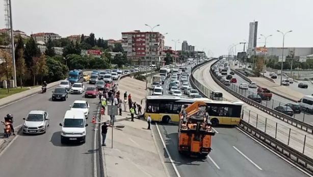 Foto - İETT otobüsü yine kaza yaptı! Polis ve itfaiye olay yerinde