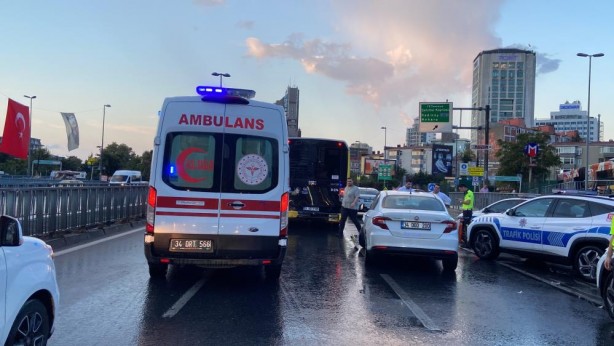 Foto - İETT otobüsü yine kazaya karıştı