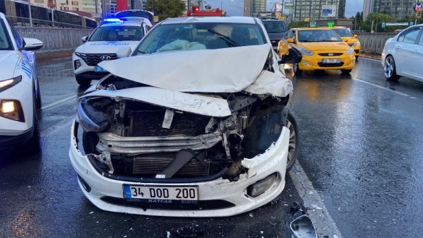 Foto - İETT otobüsü yine kazaya karıştı