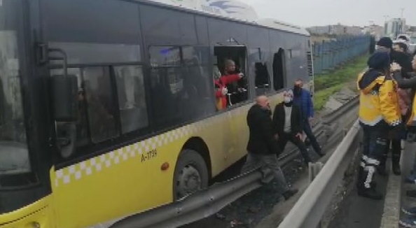 Foto - İETT otobüsünde can pazarı! Yolcular camları kırarak kurtulabildi