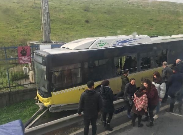 Foto - İETT otobüsünde can pazarı! Yolcular camları kırarak kurtulabildi