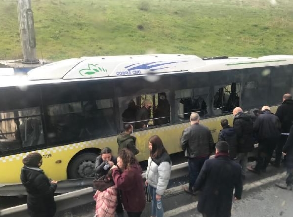 Foto - İETT otobüsünde can pazarı! Yolcular camları kırarak kurtulabildi