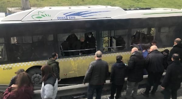 Foto - İETT otobüsünde can pazarı! Yolcular camları kırarak kurtulabildi