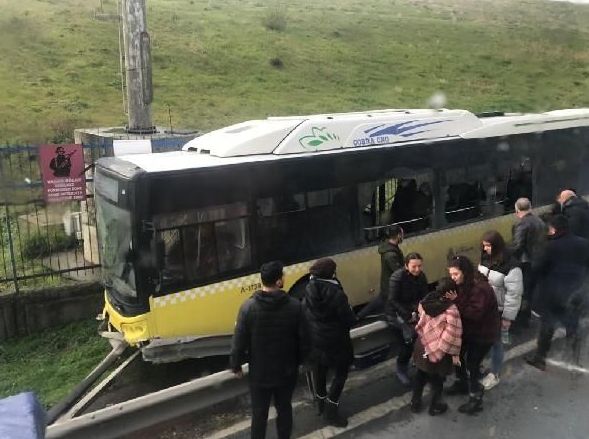 Foto - İETT otobüsünde can pazarı! Yolcular camları kırarak kurtulabildi