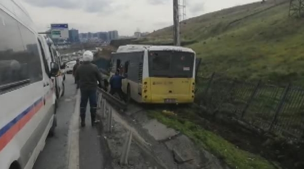 Foto - İETT otobüsünde can pazarı! Yolcular camları kırarak kurtulabildi