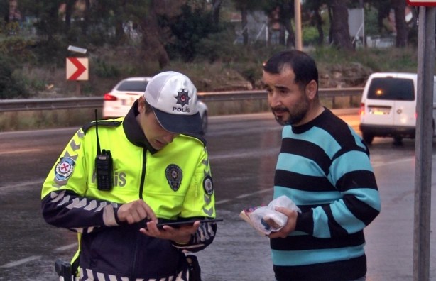 Foto - İftar öncesi feci kaza! Sürücü araçtan sadece dua kitabı ile ekmeğini aldı
