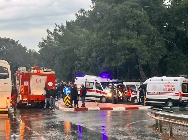 Foto - İftar öncesi feci kaza! Sürücü araçtan sadece dua kitabı ile ekmeğini aldı
