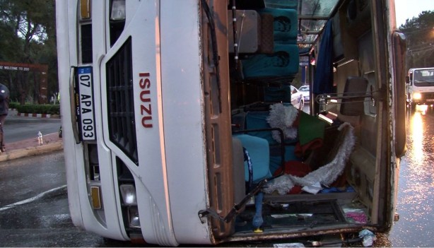 Foto - İftar öncesi feci kaza! Sürücü araçtan sadece dua kitabı ile ekmeğini aldı