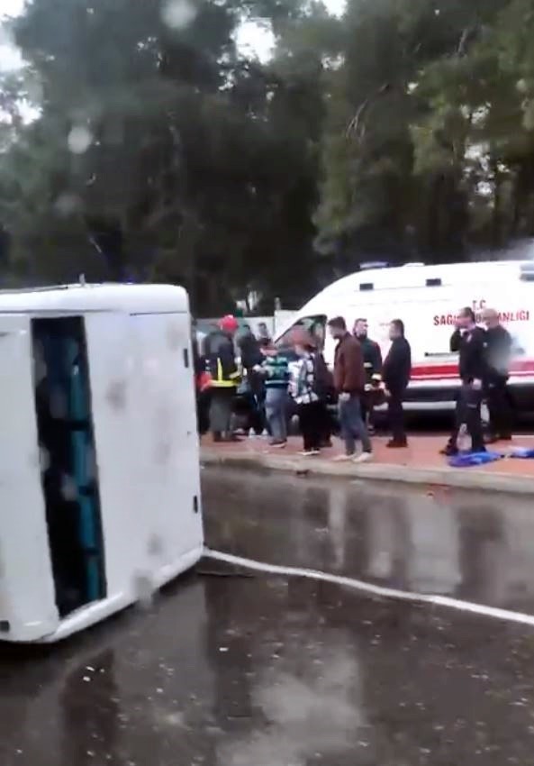 Foto - İftar öncesi feci kaza! Sürücü araçtan sadece dua kitabı ile ekmeğini aldı