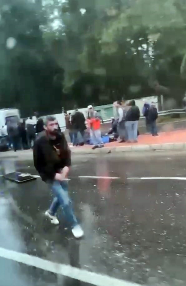 Foto - İftar öncesi feci kaza! Sürücü araçtan sadece dua kitabı ile ekmeğini aldı