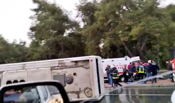 Foto - İftar öncesi feci kaza! Sürücü araçtan sadece dua kitabı ile ekmeğini aldı