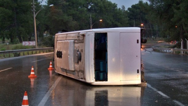 Foto - İftar öncesi feci kaza! Sürücü araçtan sadece dua kitabı ile ekmeğini aldı