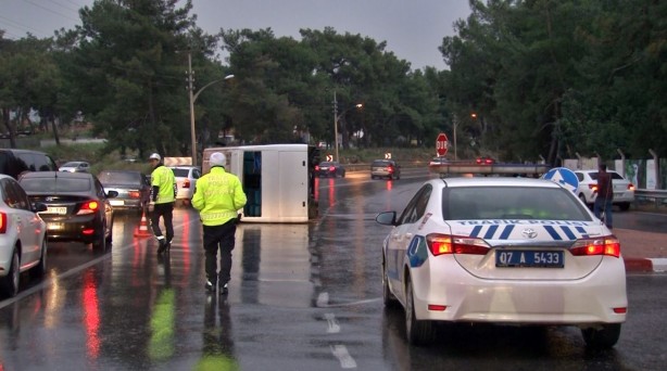 Foto - İftar öncesi feci kaza! Sürücü araçtan sadece dua kitabı ile ekmeğini aldı