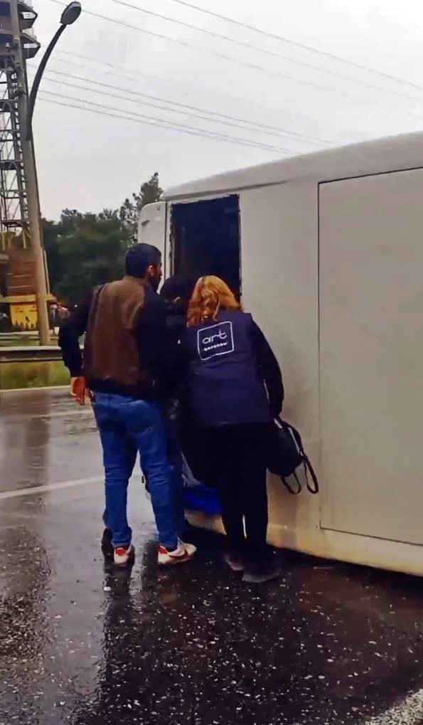 Foto - İftar öncesi feci kaza! Sürücü araçtan sadece dua kitabı ile ekmeğini aldı