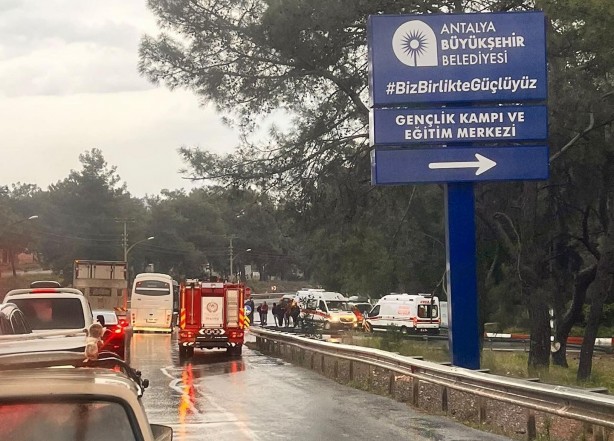 Foto - İftar öncesi feci kaza! Sürücü araçtan sadece dua kitabı ile ekmeğini aldı