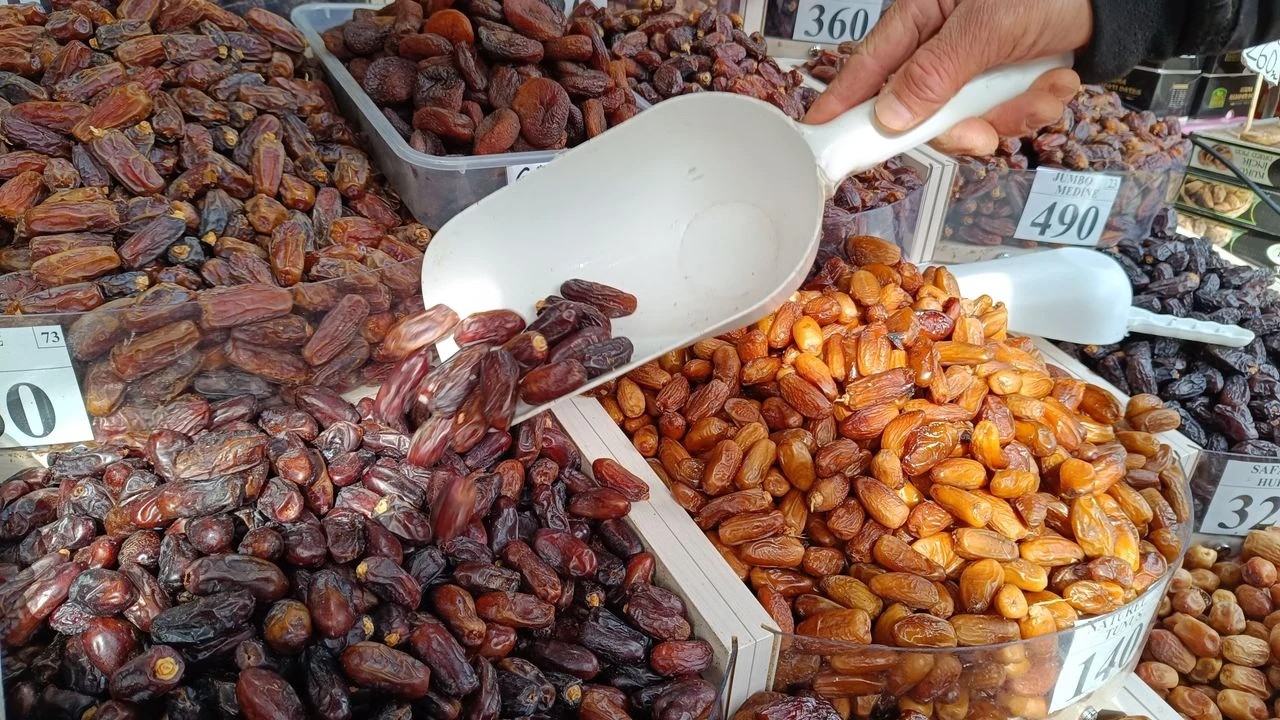 Foto - İftar sofralarının vazgeçilmezi hurmaya talep artıyor!